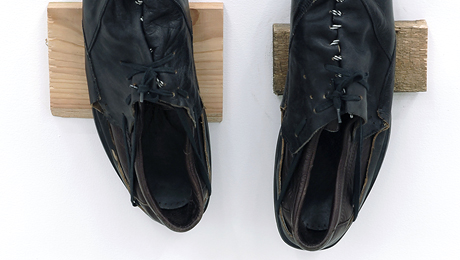 Gareth Moore Un pèlerinage incertain; Des chaussures de passeur, 2006-2007  [photo: National Gallery of Canada, Ottawa. Photo courtesy of Catriona Jeffries Gallery]